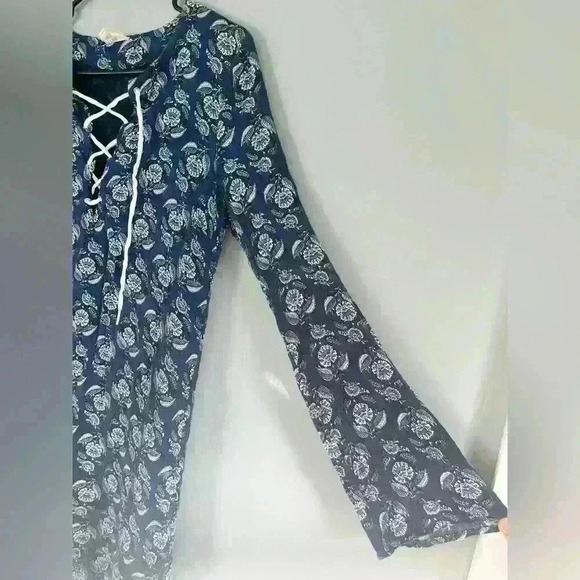 Everly Paisley bell sleeve dress size M - Picture 6 of 9